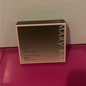 NEW - Mary Kay Compact (discontinued)